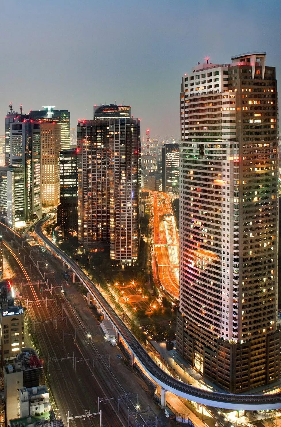 famous-shiodome-area-evening-time-minato-tokyo-japan-181624-9599-6a579084c3d83